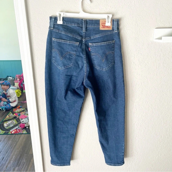 Levi's Jeans Women's 30 High Waisted Mom Jeans in Winter Cloud Wash - Picture 3 of 9